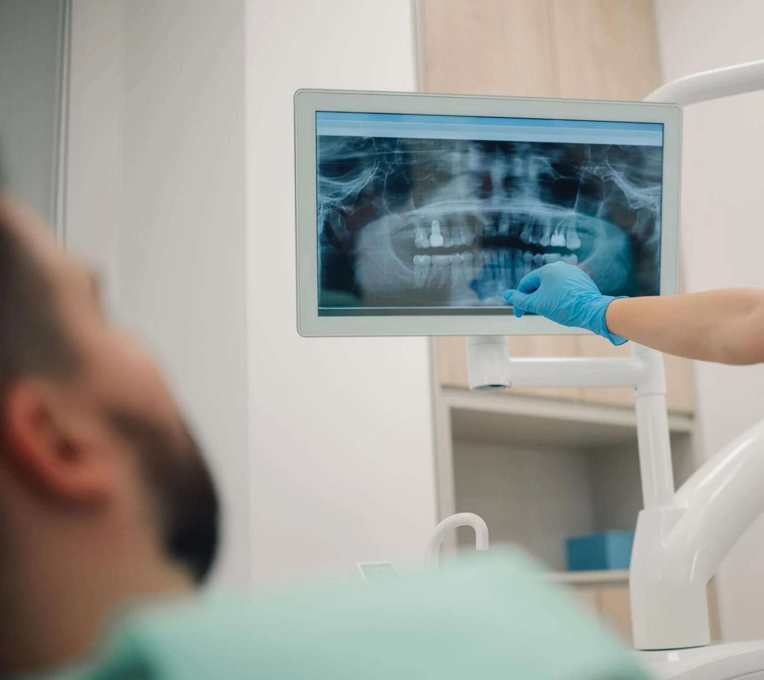 A digital X-ray reviewed in Planmeca imaging software